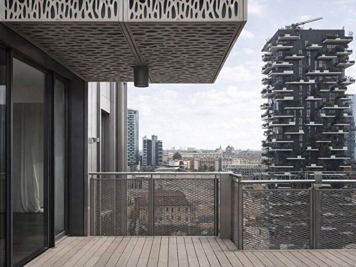 Appartamento trilocale in affitto in Via Volturno, Isola, Milano