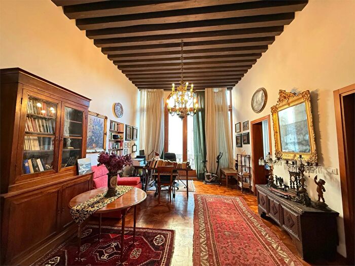 Appartamento trilocale in vendita in Venezia