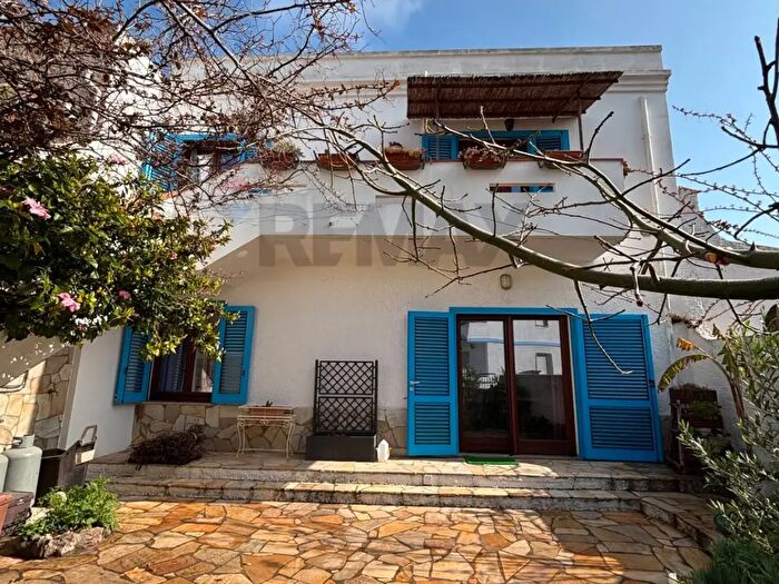 Casa con 9 locali in vendita in Via Tunisi a, Calasetta