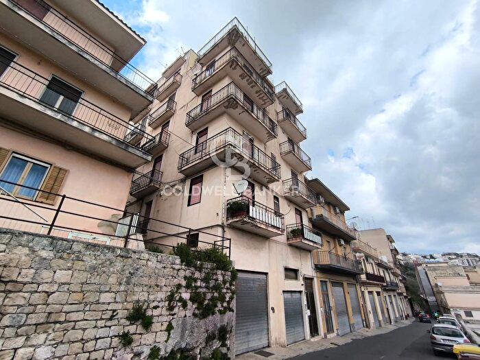 Appartamento con 6 locali in vendita in Via Fontana, Modica