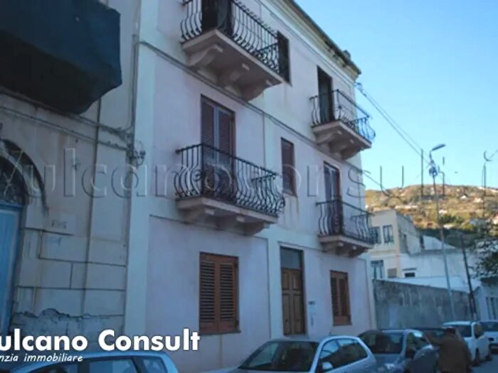 Appartamento con 5 locali in vendita in Via Cesare Battisti, Lipari