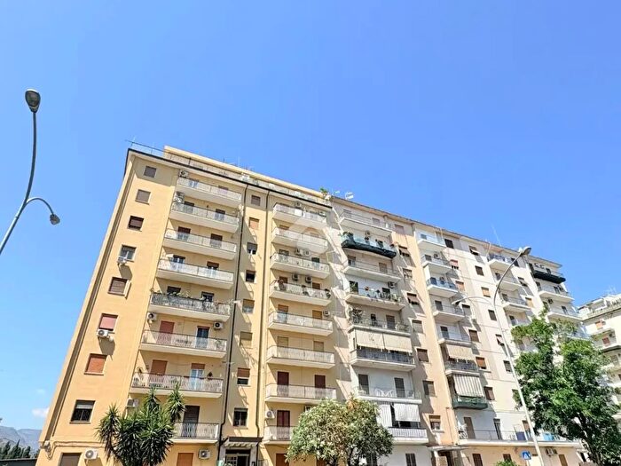 Appartamento trilocale in affitto in Via Sebastiano La Franca, Palermo