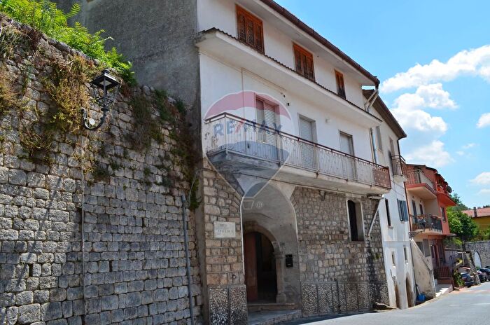 Appartamento con 8 locali in vendita in Via Umberto I, Foglianise