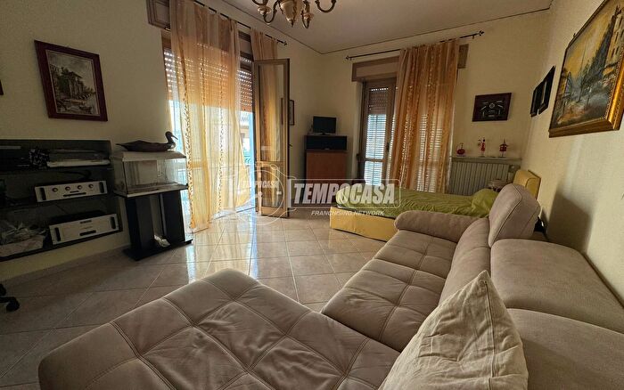 Appartamento trilocale in vendita in Via Giacinto De Sivo, Napoli