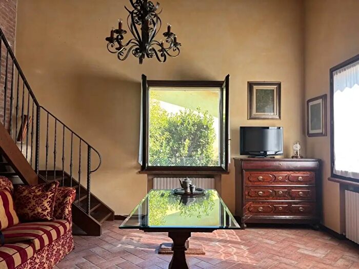 Casa con 8 locali in vendita in Viale dei Caduti, Mantova