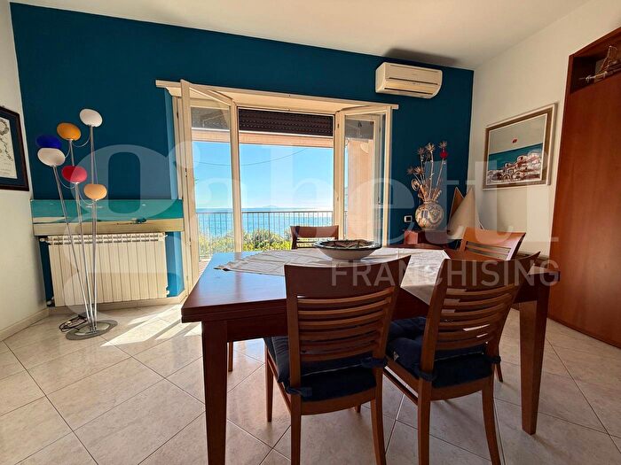 Appartamento con 5 locali in vendita in Viale Unità dItalia Snc, Formia