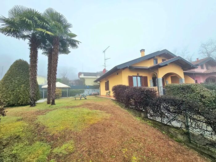 Casa con 5 locali in vendita in Via Invorio, Paruzzaro