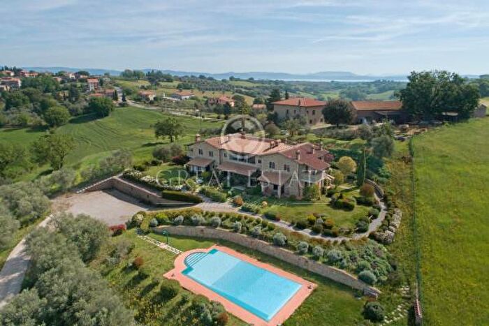 Appartamento con 6 locali in vendita in Castiglione Del Lago