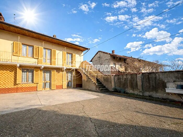 Casa con 6 locali in vendita in Via Garibaldi Mazzé, Mazze