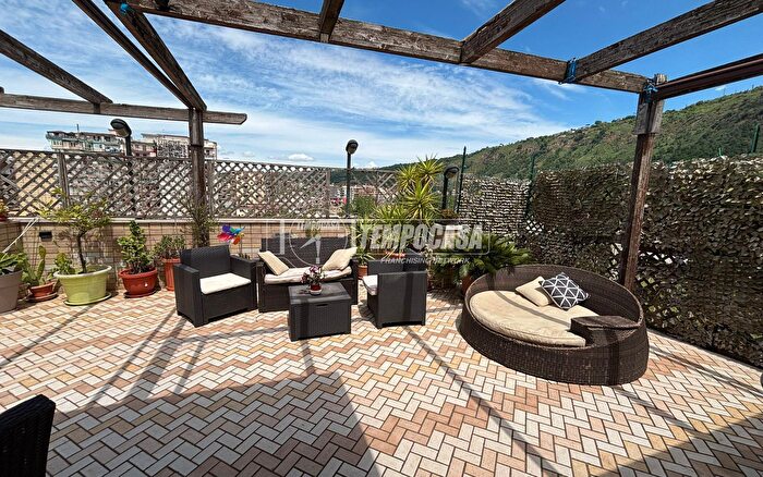 Appartamento con 5 locali in vendita in Via Rigoletto, Napoli