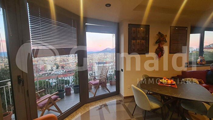 Appartamento quadrilocale in vendita in Via Girolamo Santacroce, Napoli