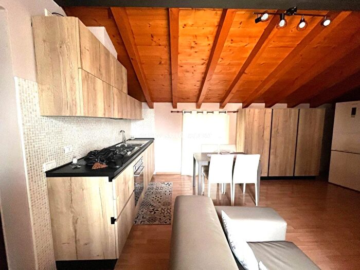 Appartamento trilocale in vendita in Via Centro, Zogno