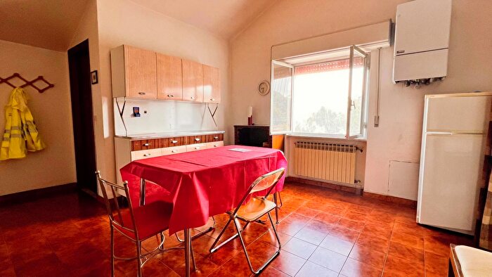 Appartamento con 5 locali in vendita in Via Montà, Urbe