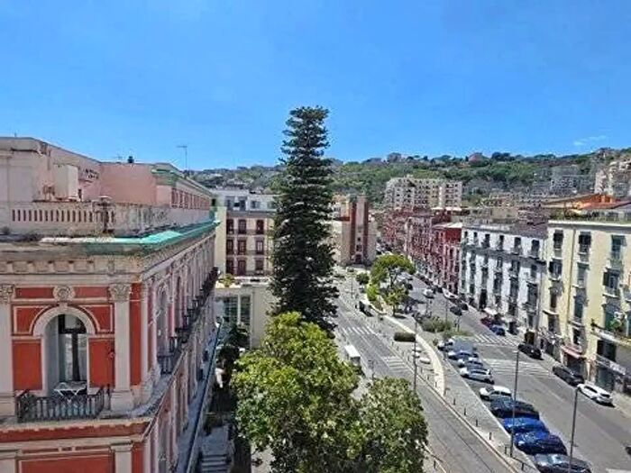 Appartamento con 5 locali in vendita in Largo Fiorentine, Napoli