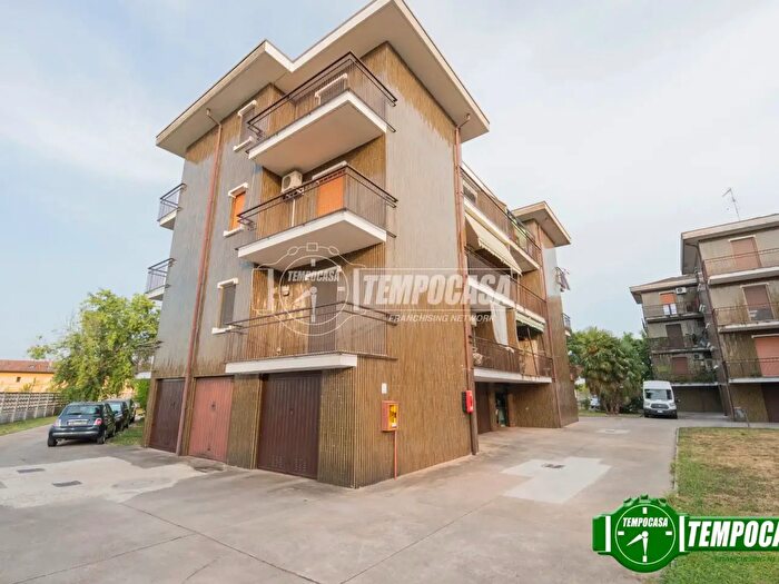 Appartamento trilocale in vendita in Via Circonvallazione, Rosate
