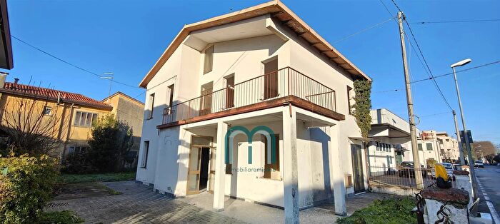 Casa con 7 locali in vendita in Via Cavin di Sala Mirano, Mirano