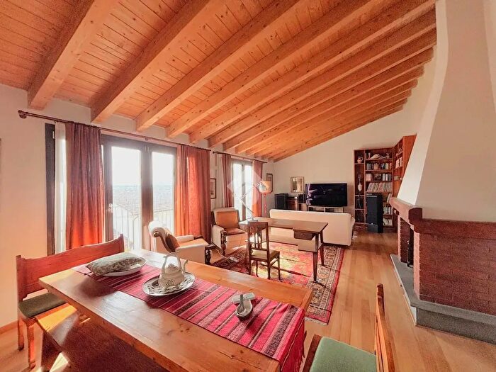 Appartamento con 10 locali in vendita in Via del Giglio, Montemurlo