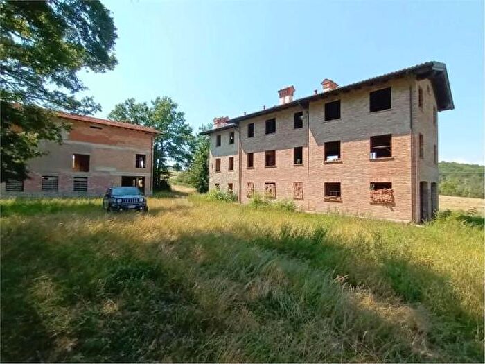 Casa con 6 locali in vendita in Via Giardini, Pavullo Nel Frignano