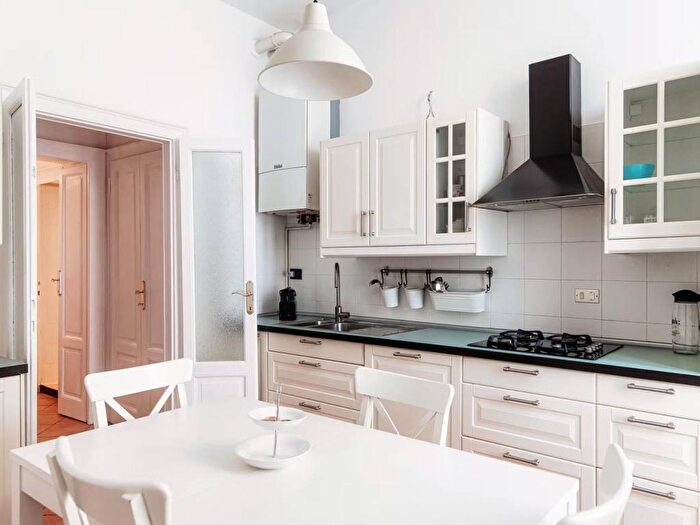 Appartamento trilocale in affitto in Via Carloni, Borghi, Como