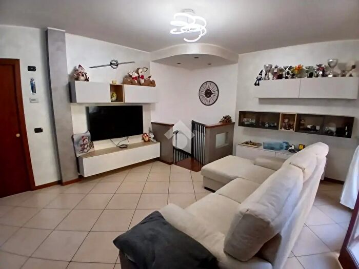 Appartamento trilocale in vendita in Via Bartolomeo Colleoni, Covo