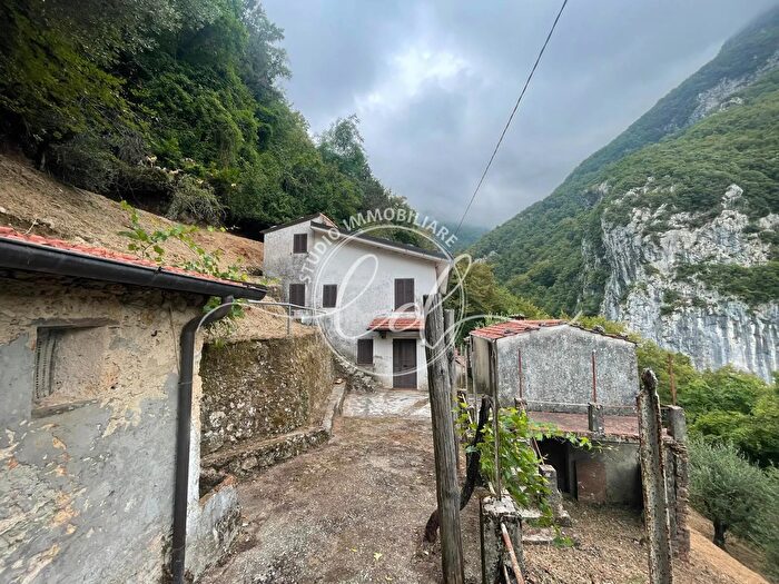 Casa con 11 locali in vendita in Camaiore