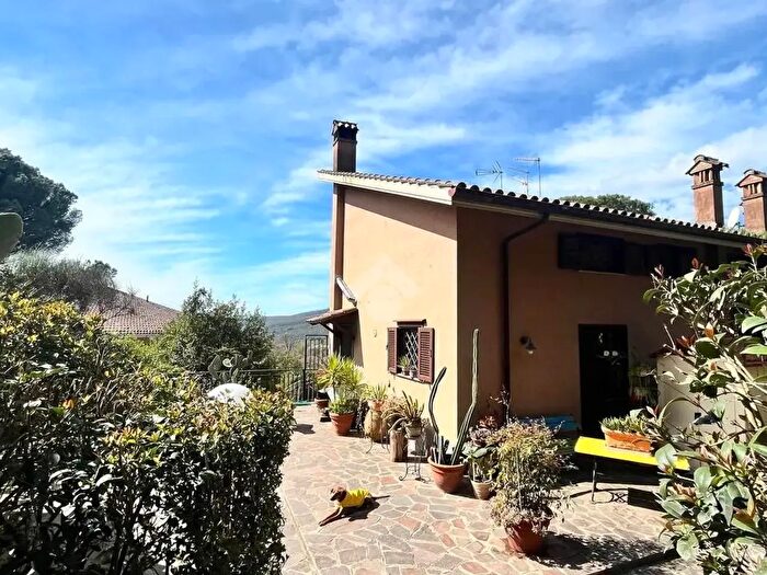 Casa quadrilocale in vendita in Via Parigi, Trevignano Romano