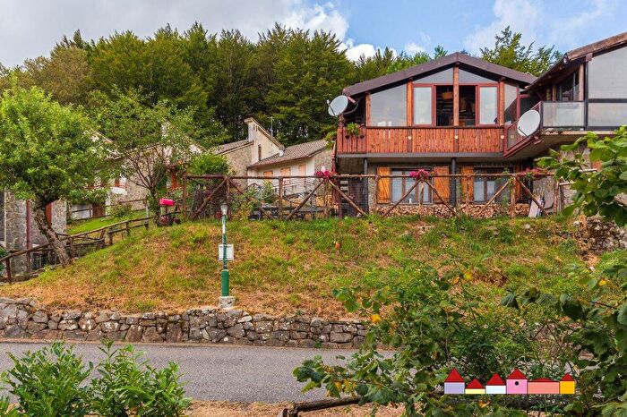 Casa con 5 locali in vendita in Zeri