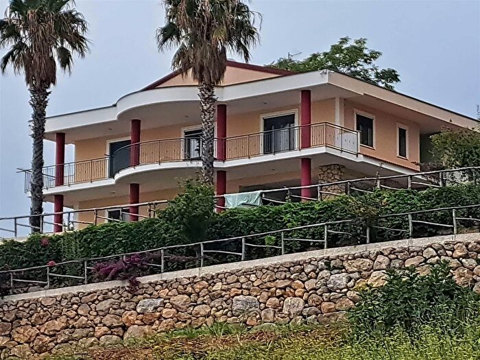 Casa con 13 locali in vendita in Amantea