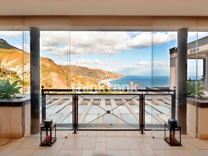 Appartamento trilocale in vendita in Via Mario E Nicolo Garipoli, Taormina