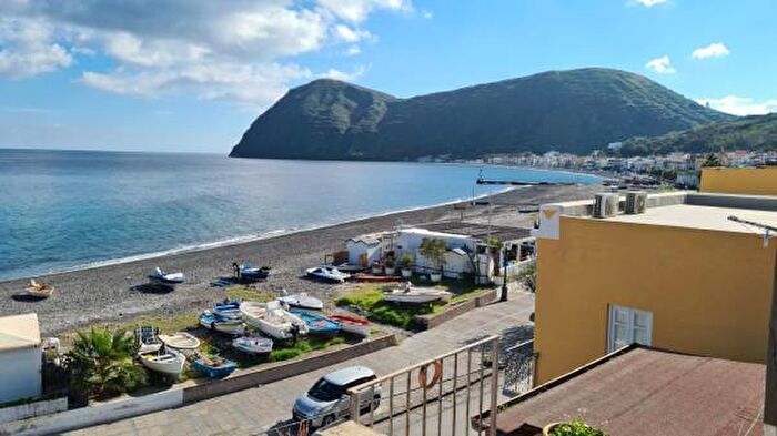 Appartamento con 5 locali in vendita in Via Marina Garibaldi, Lipari