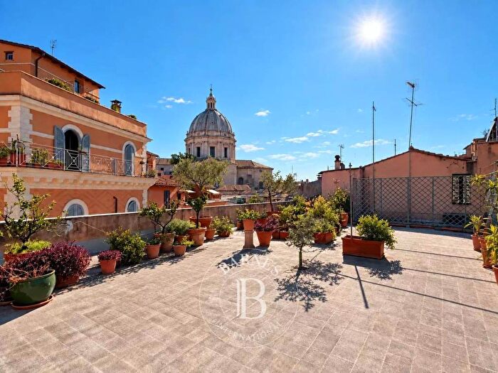 Casa quadrilocale in affitto in Piazza del Teatro di Pompeo, Campo de' Fiori, Roma