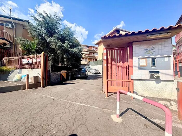 Appartamento trilocale in vendita in Via San Gregorio, Aci Castello