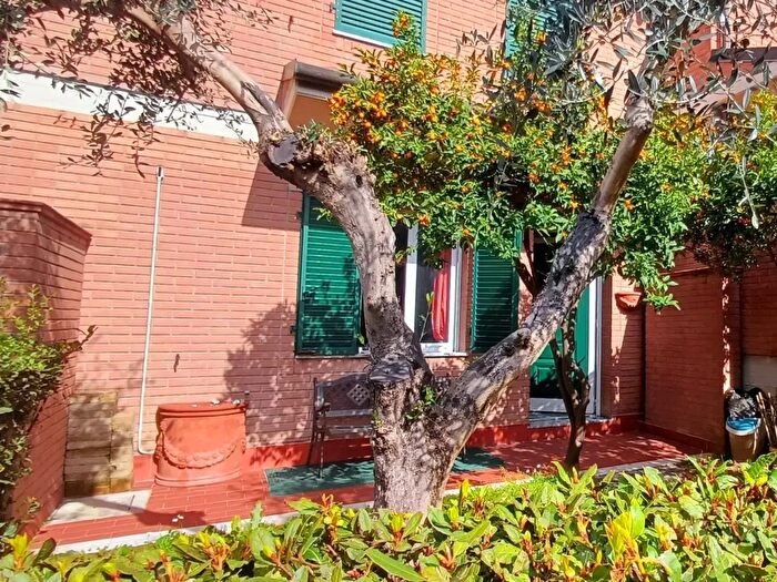 Casa con 6 locali in vendita in Massa