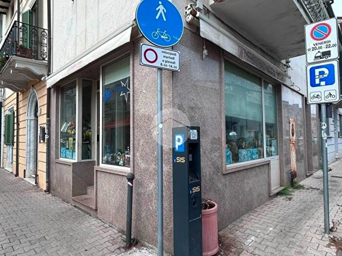 Appartamento monolocale in affitto in Negozio Via Fratti, Centro, Viareggio