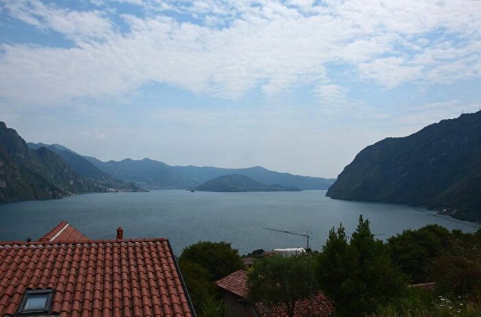 Appartamento trilocale in affitto in Via Novembre, Centro, Riva di Solto