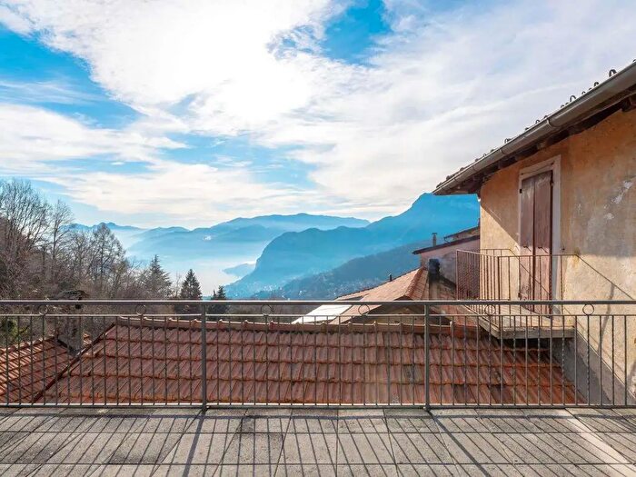 Casa con 12 locali in vendita in Via al Troi, Plesio