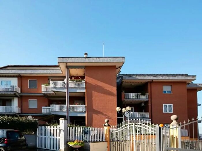 Appartamento trilocale in vendita in Via San Gimignano, Roma