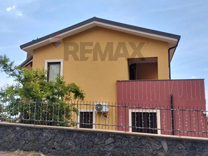 Casa con 6 locali in vendita in Via Piersanti Mattarella, Pedara