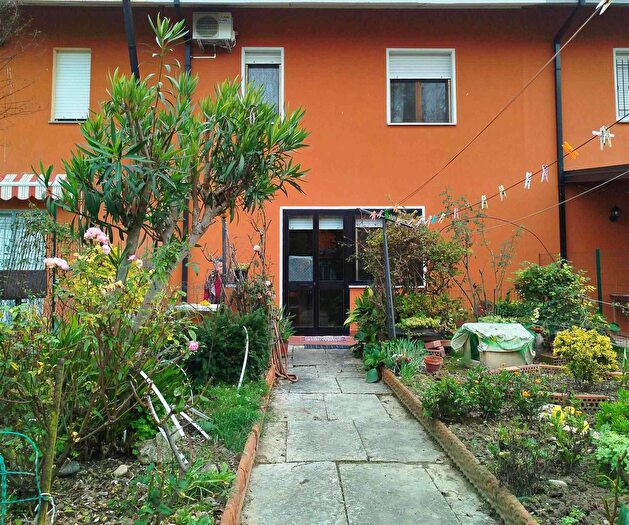 Casa con 6 locali in vendita in Mirandola