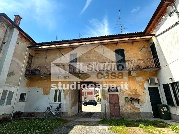 Casa trilocale in vendita in Via Vittorio Veneto, Santa Cristina E Bissone