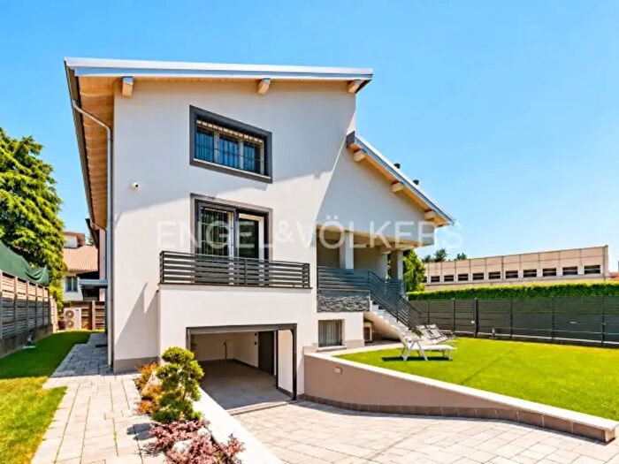 Casa con 6 locali in vendita in Via Achille Grandi, Saronno
