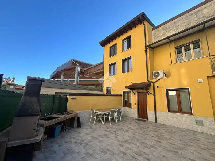 Appartamento trilocale in vendita in Casa Indipendente Via Garavaglia, Bareggio