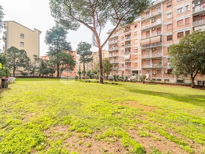 Appartamento trilocale in vendita in Via Carlo Fadda, Roma