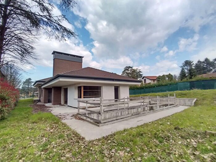 Casa con 7 locali in vendita in Missaglia