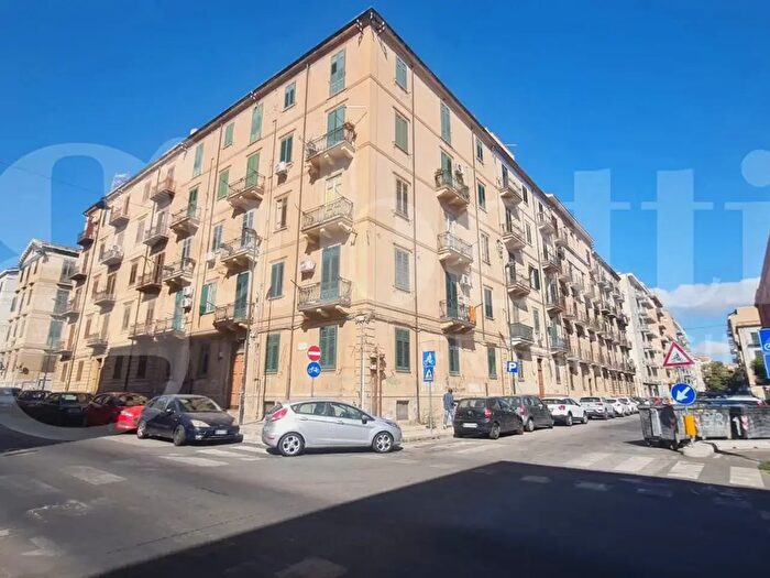 Appartamento con 5 locali in vendita in Via Paolo Emiliani Giudici, Palermo