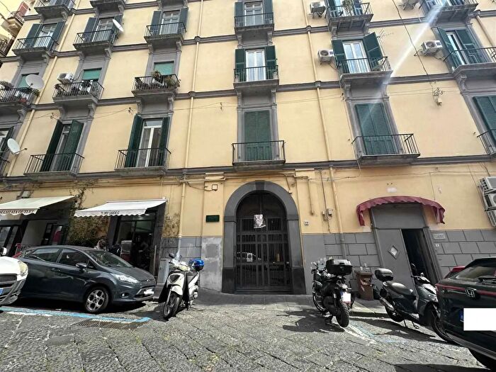 Appartamento con 5 locali in affitto in Napoli