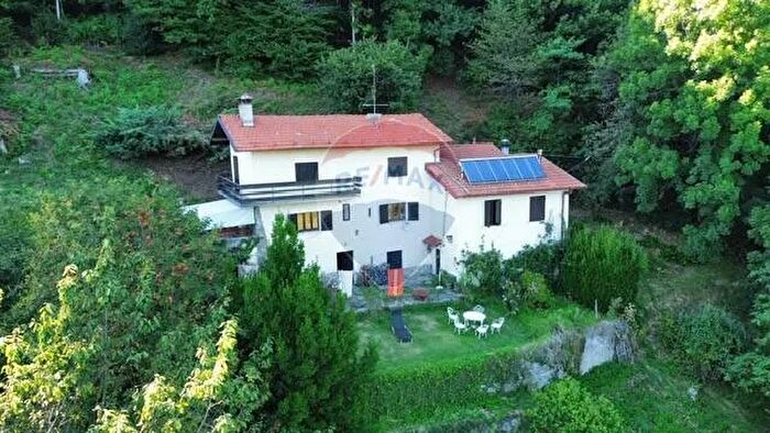 Casa con 5 locali in vendita in Via Croci, Agra