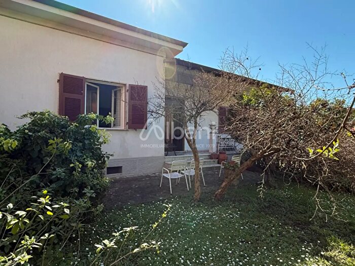 Casa con 7 locali in vendita in Vezzano Ligure