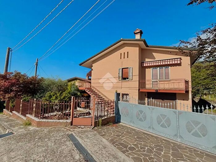 Casa con 13 locali in vendita in Via Sant'Antonio, Pieve del Grappa