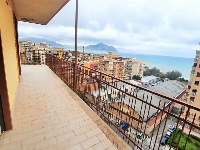 Appartamento trilocale in vendita in Via Sperone, Palermo